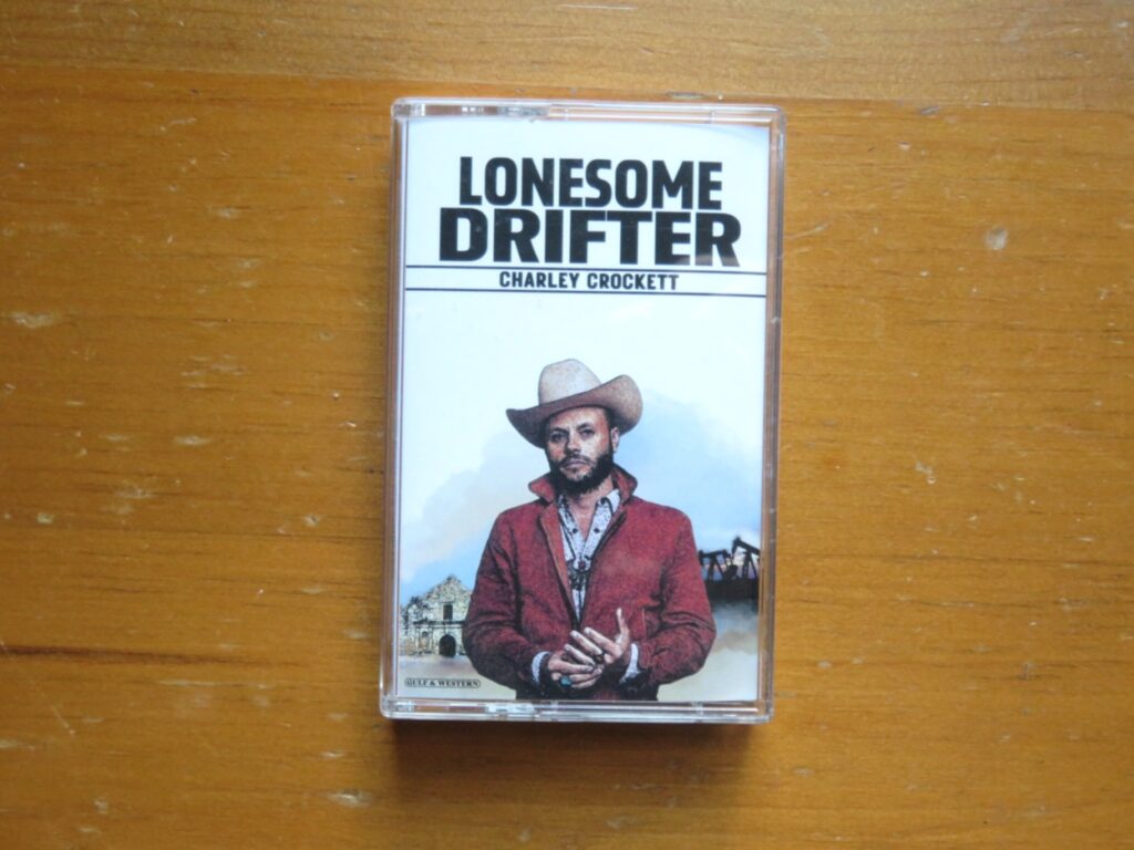 チャーリー・クロケット『ロンサム・ドリフター』（2025）のカセットテープ。