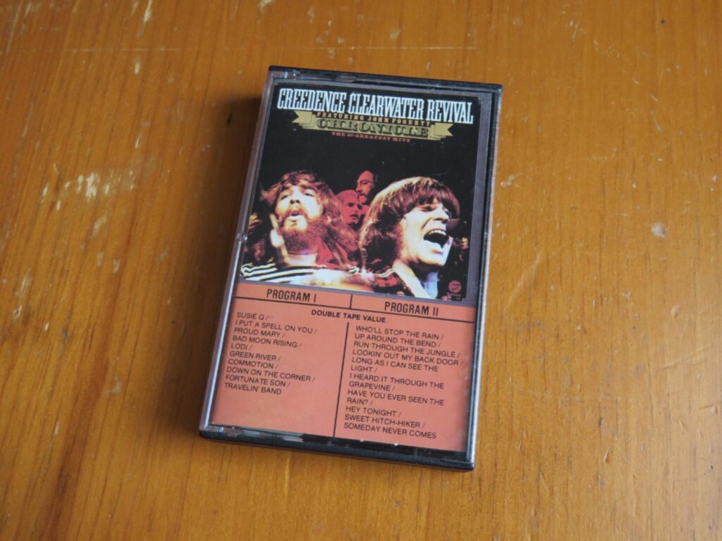 クリーデンス・クリアウォーター・リバイバル『クロニクル〜20グレイテスト・ヒッツ』（1976）のカセットテープ。