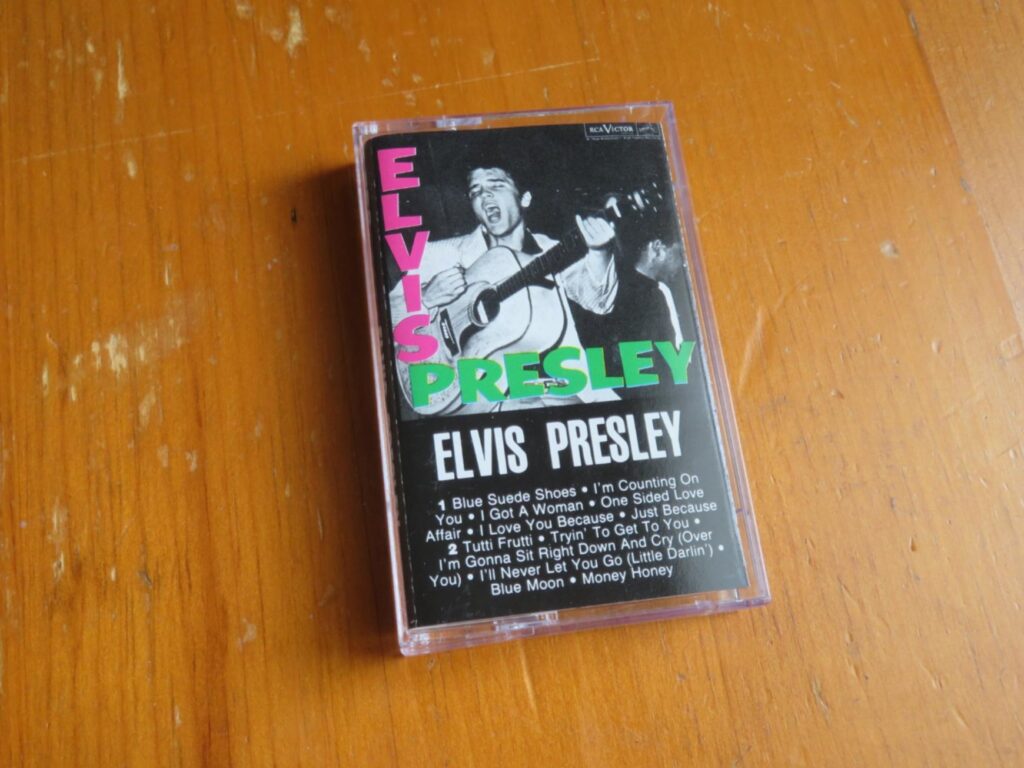 エルヴィス・プレスリー『エルヴィス・プレスリー』（1956）のカセットテープ。