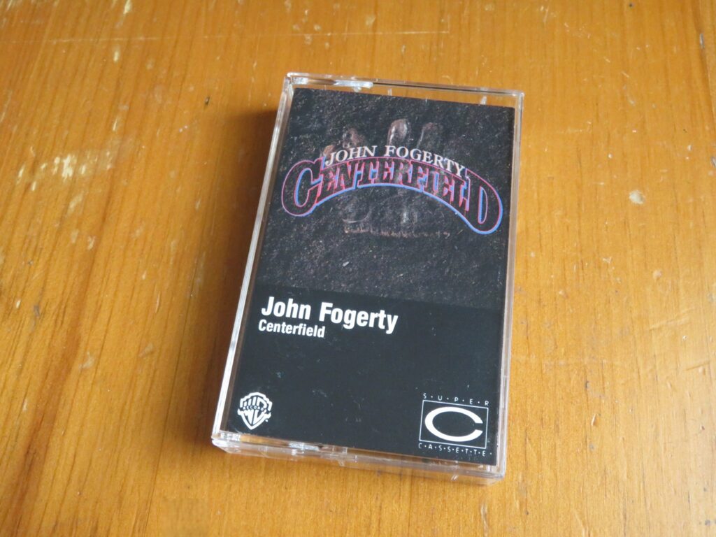 ジョン・フォガティ『センターフィールド』（1985）のカセットテープ。