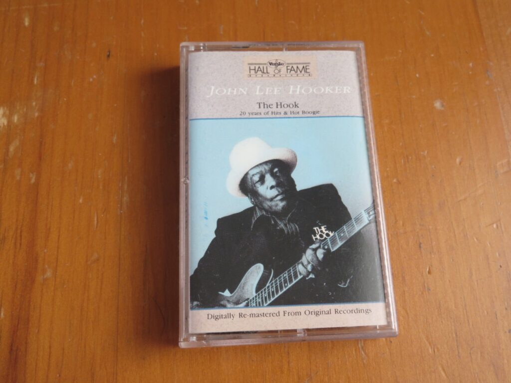 ジョン・リー・フッカー『ザ・フック：20イヤーズ・オブ・ヒッツ＆ホット・ブギ』（1989）のカセットテープ。