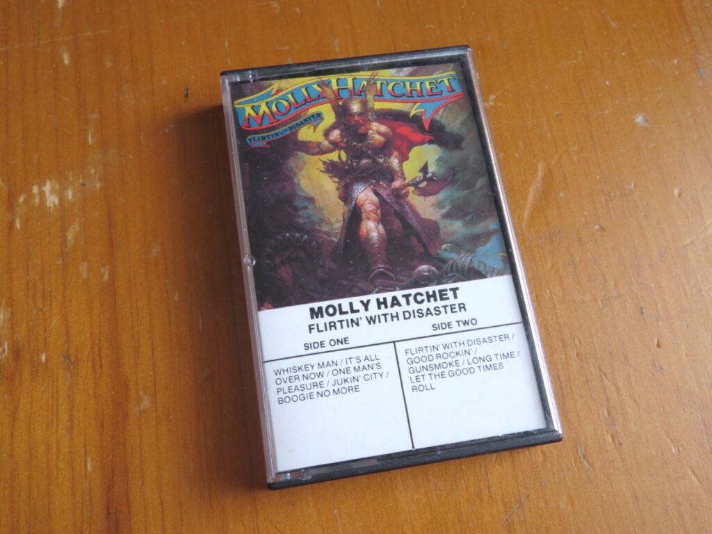 モリー・ハチェット『フラーティン・ウィズ・ディザスター』（1979）のカセットテープ。