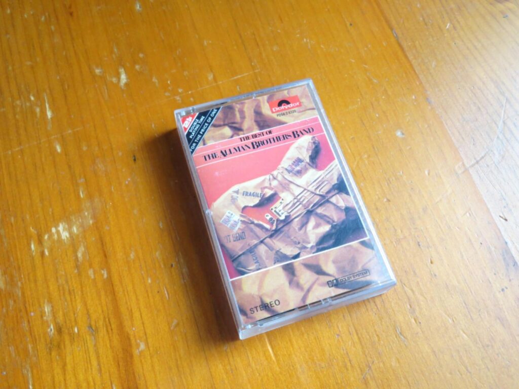 オールマン・ブラザーズ・バンド『ベスト・オブ・オールマン・ブラザーズ・バンド』（1980）のカセットテープ。