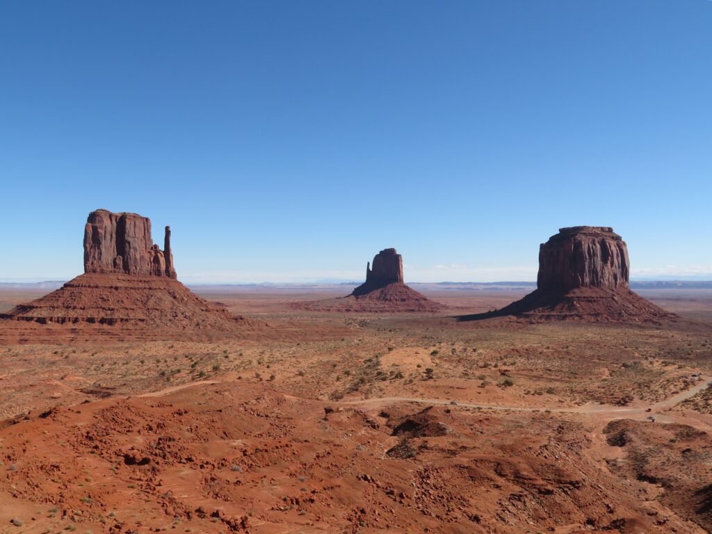 モニュメントバレーの三大ビュート。The View Hotel(ザ・ビューホテル)の展望台から望む絶景