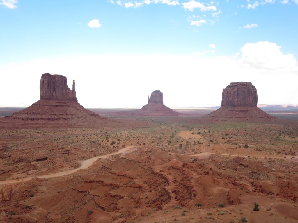 モニュメントバレー旅行で必見、The View Hotel から見える三大ビュートの絶景